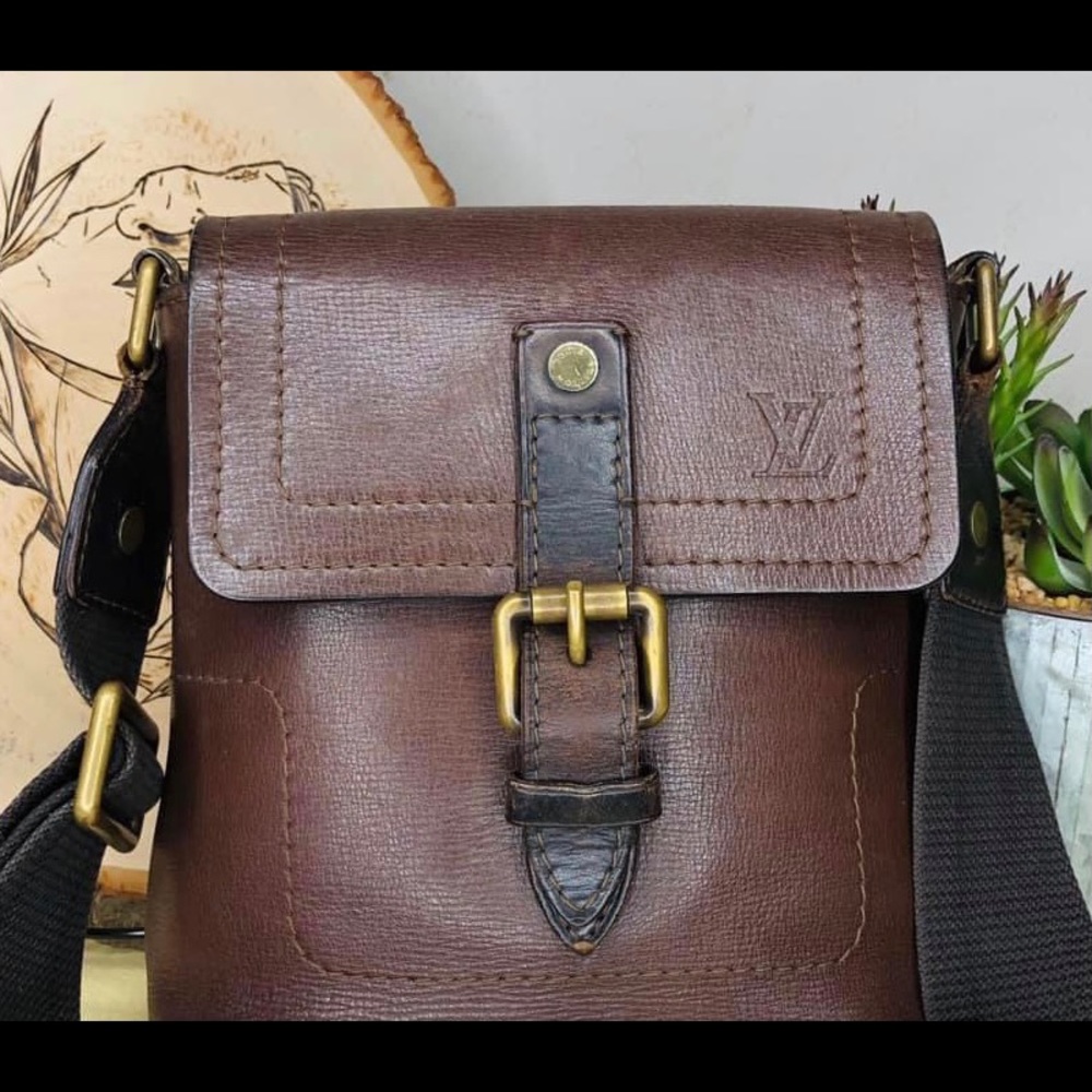 Authentic Louis Vuitton Yuma shoulder bag.
